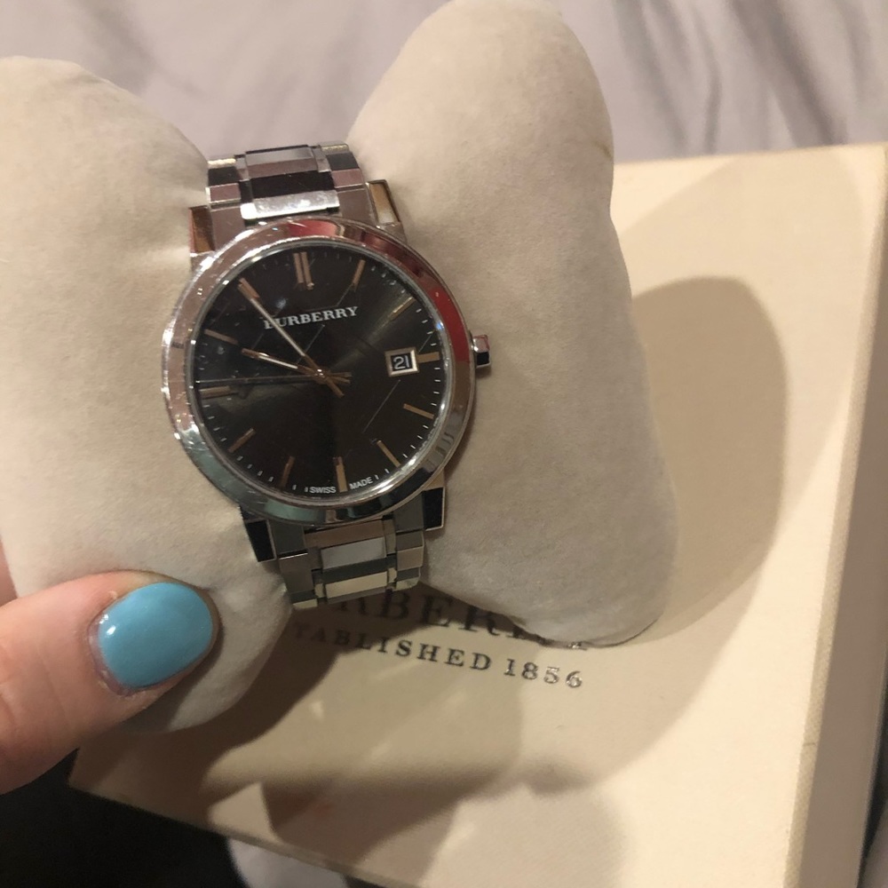 Authentic burberry watch - Picture 2 of 6
